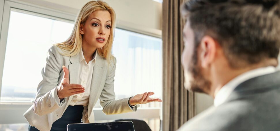 Hoe ga je om met conflicten op de werkvloer die leiden tot verhoogde werkstress?